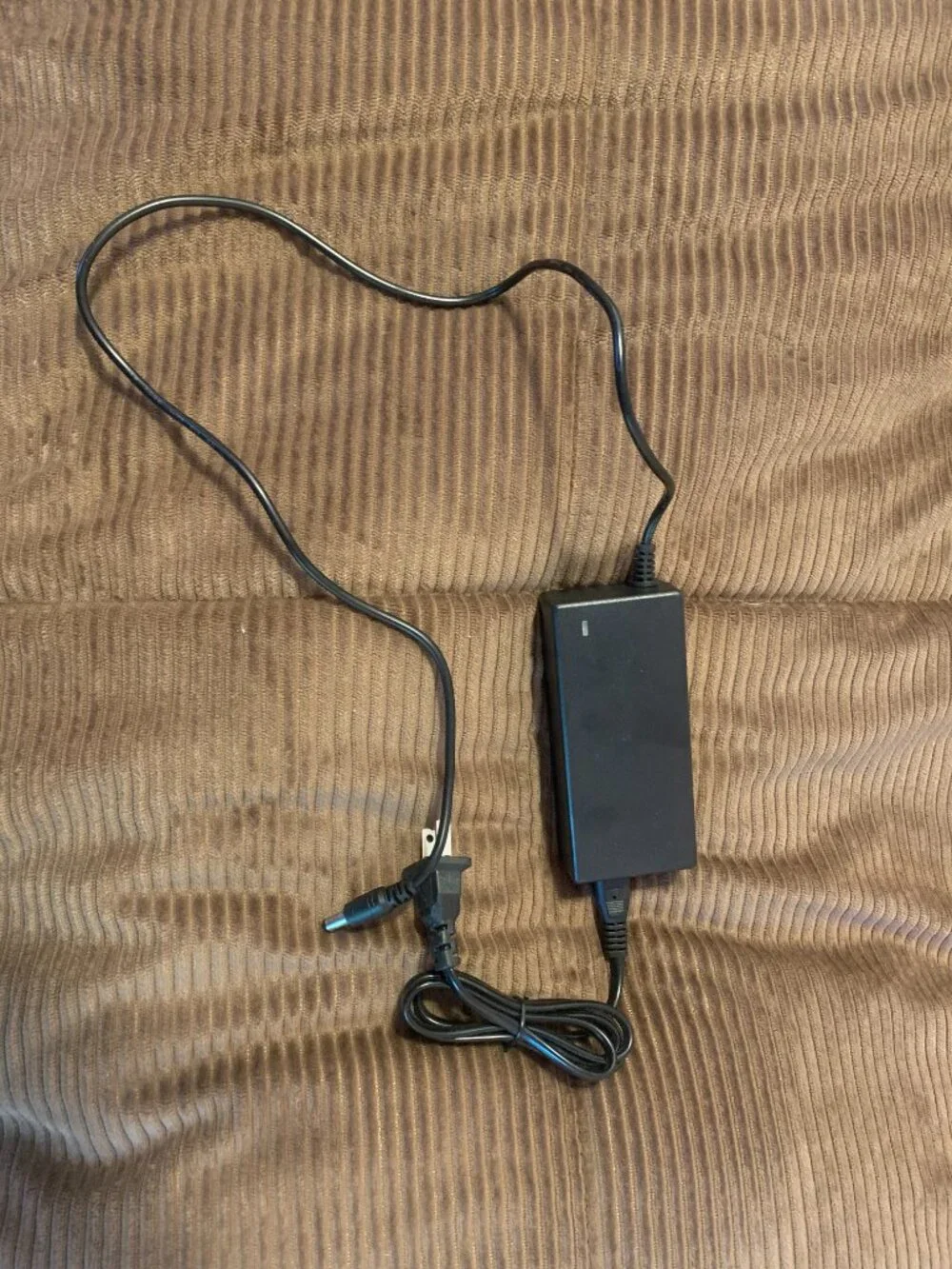 AC/DC Adapter Output: 12V 5.0A Input: 100-240V 50/60Hz 1.6A